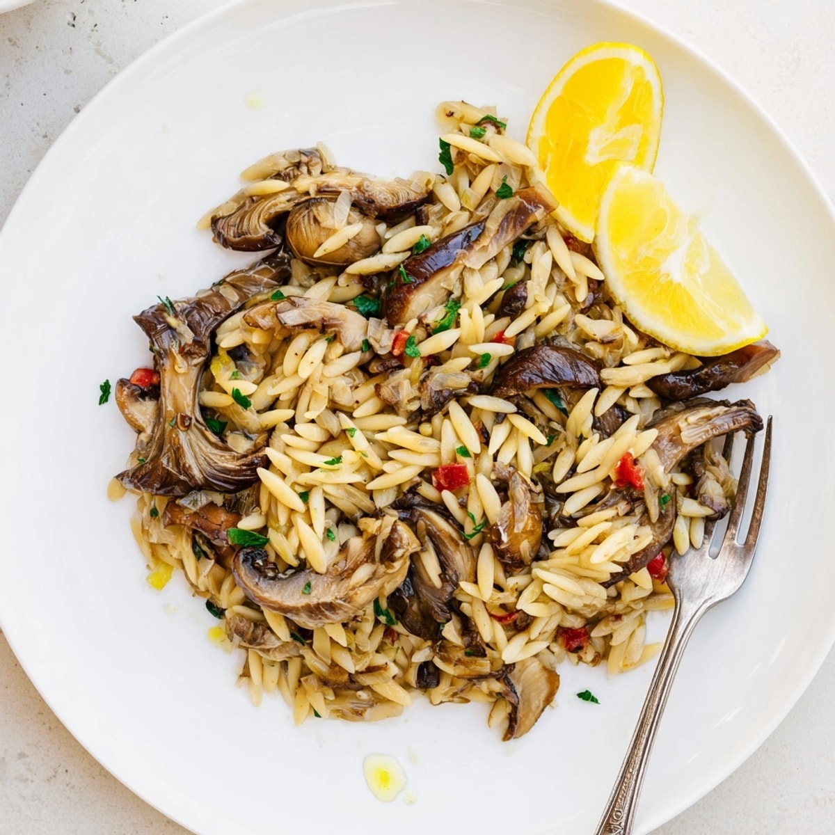 Sabroso plato de fideos español: Slow-Cooked Mushroom Fideuà con champiñones salteados y pimentón ahumado.