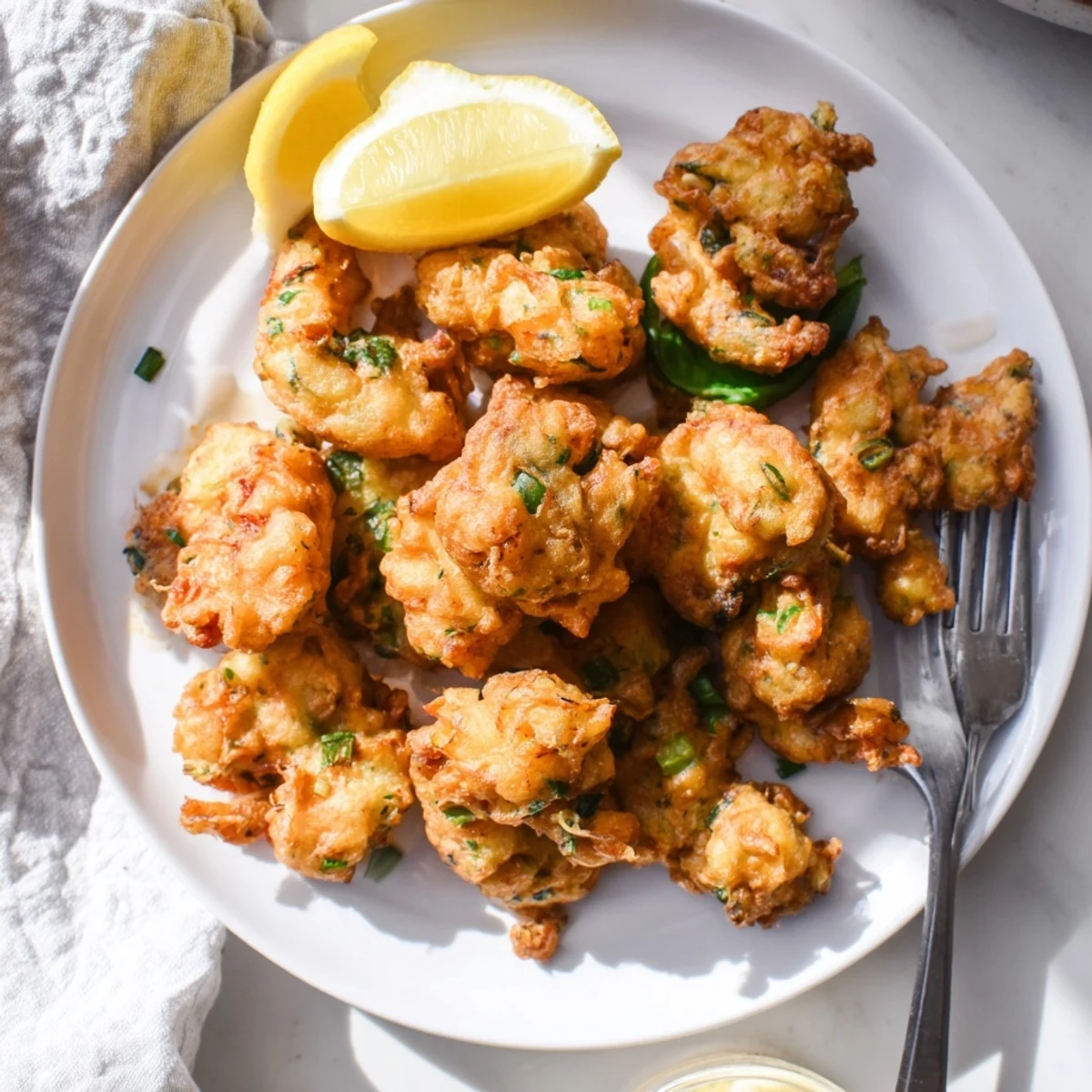 Frituras de camarones bebés crujientes, perfectas para disfrutar con salsa de ajo.  