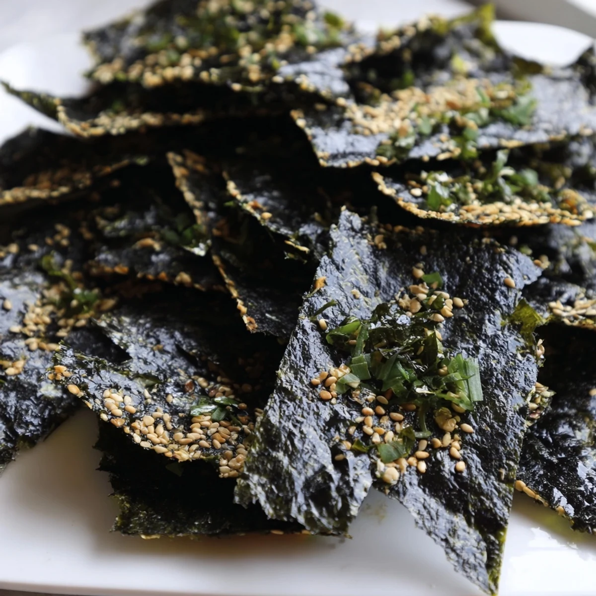 Homemade Snacks de Vague Surf, perfectly baked seaweed crisps with toasted sesame seeds and seasoning.