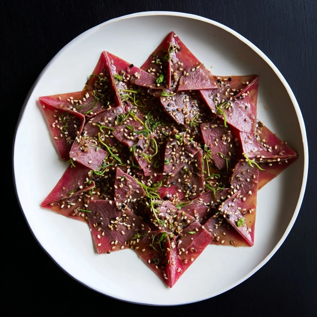 Deliciosos pliegues de ternera, el aperitivo Origami Fold Beef, con rúcula y parmesano.