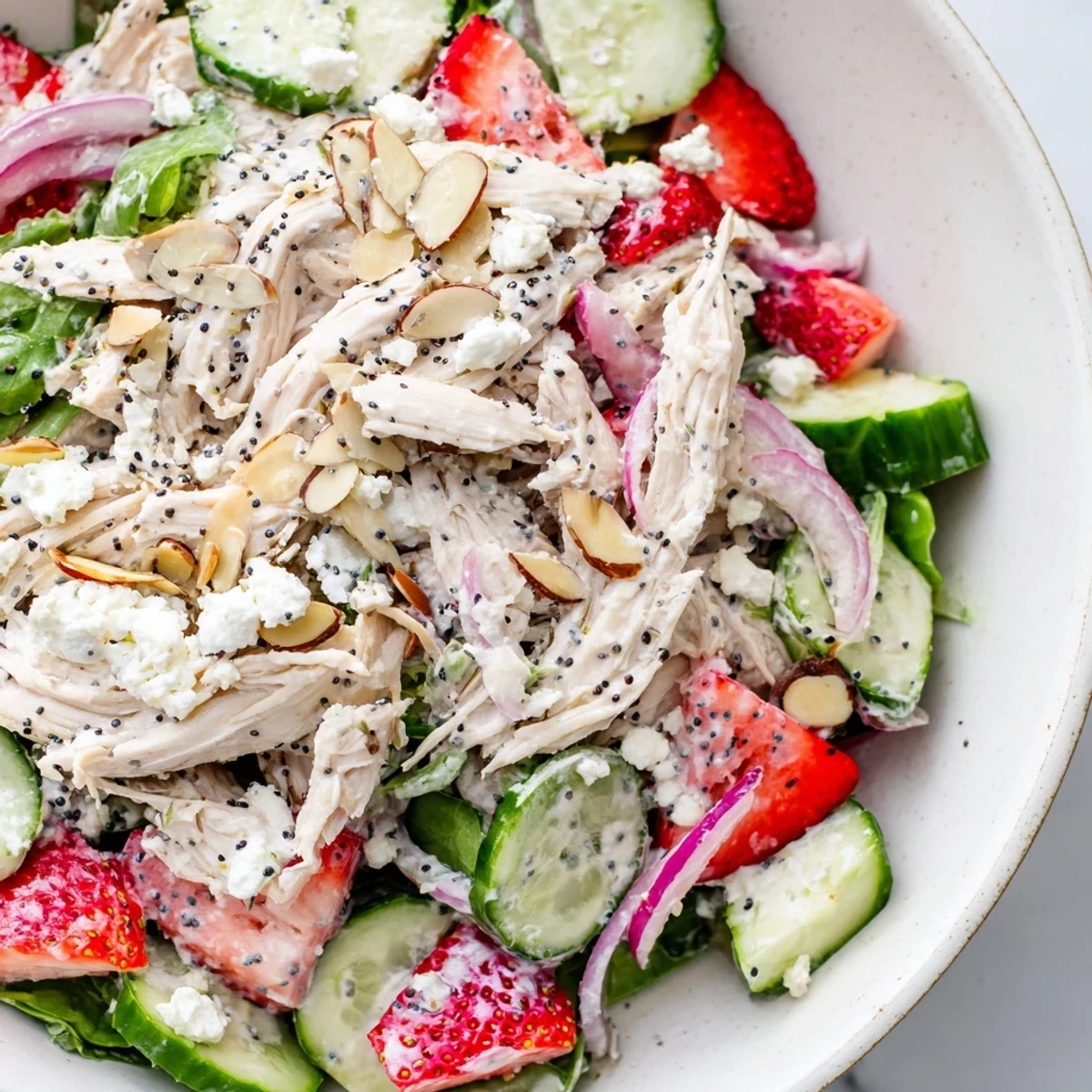 Ensalada pollo fresas semillas