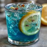 Un vaso de limonada de flor de guisante de mariposa cambiando de color con hielo.