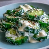 Ensalada viral de pepino cremoso cubierta con todo sazonador de bagel.