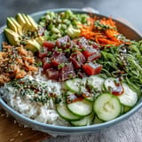 Foto de un tazón de atún en lata listo para servir, con aguacate cremoso.