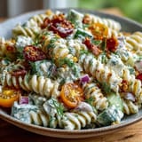 Deliciosa ensalada de pasta ranch con pepinillos crujientes perfecta para tu próxima barbacoa.