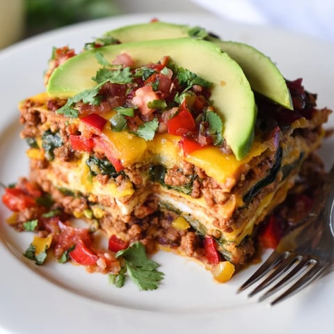 Delicioso desayuno en una cazuela con tortillas y chorizo, perfecto para compartir.
