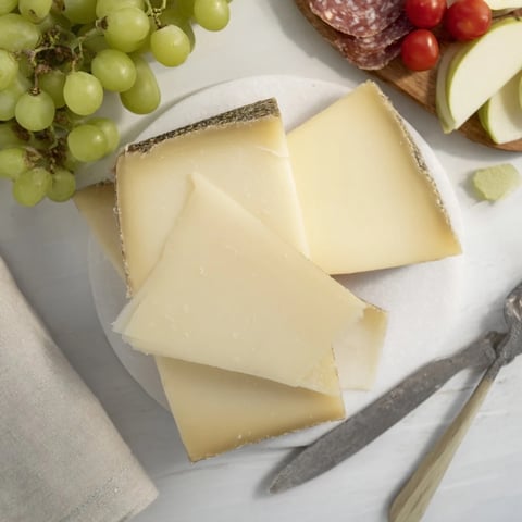 A beautifully arranged Planche Montagne Aventure Collation featuring cheeses, meats and fruit, ready to enjoy.