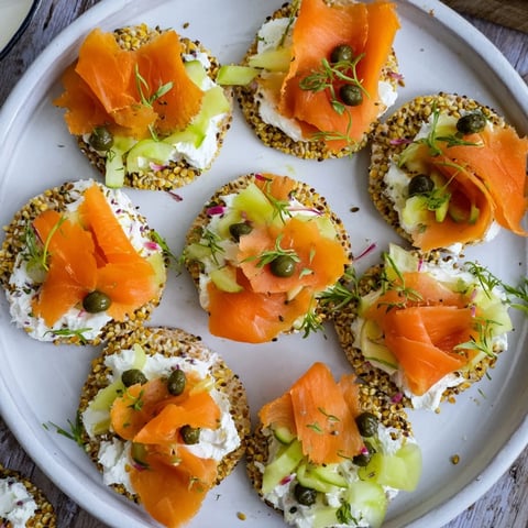 Elegant display of Étoiles Filantes Assiette de Fin dAnnée: puff pastry stars with smoked salmon.