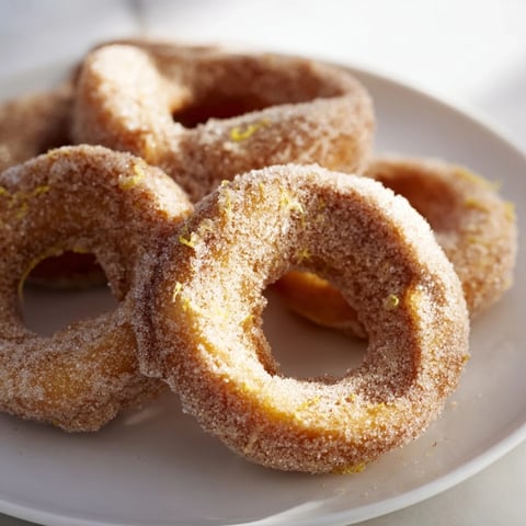 Anillos de Rosquillas de Canela crujientes, ligeros y esponjosos, perfectos para festines.  
