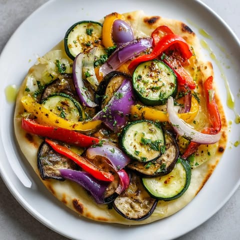 Una coca de verduras con una variedad de ingredientes como zanahorias, cebolla, pimiento, tomate, cilantro y aceite de oliva.