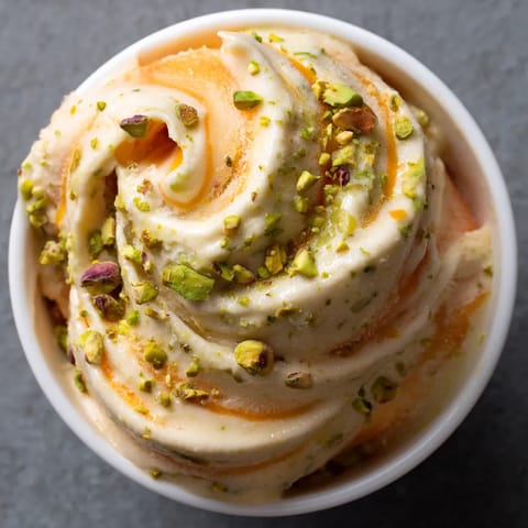 Un sorbet de nectarine y pistache sin su base.