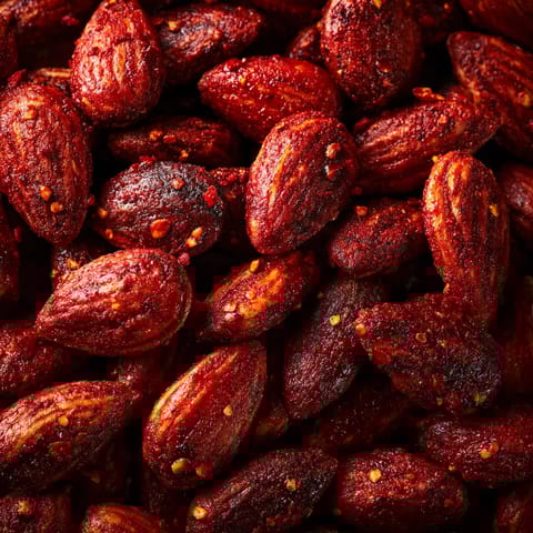 Almendras tostadas con pimentón picante.