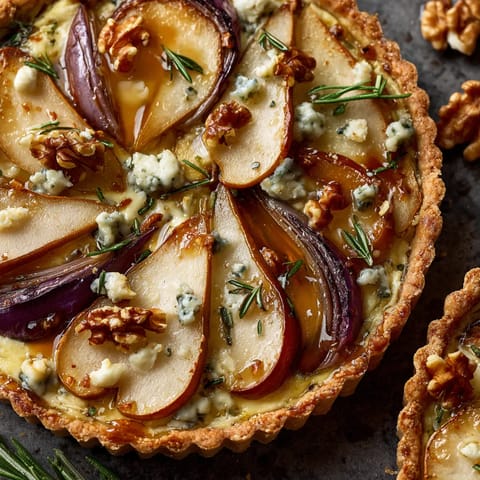 Tarta salada de pera, gorgonzola y miel de romero sobre masa quebrada.