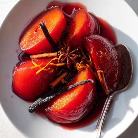 Deliciosos trozos acaramelados de quince pochado en vino tinto con especias, servido con crema batida.