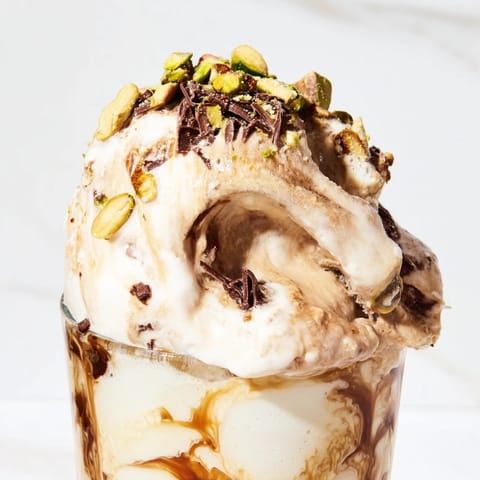 Postre fresco: Affogato Pistacho-Latte con café caliente vertido sobre helado de coco.