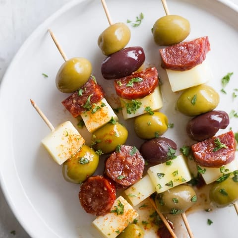 Exquisitas brochetas de aceitunas y chorizo, ideales para compartir en fiestas.  