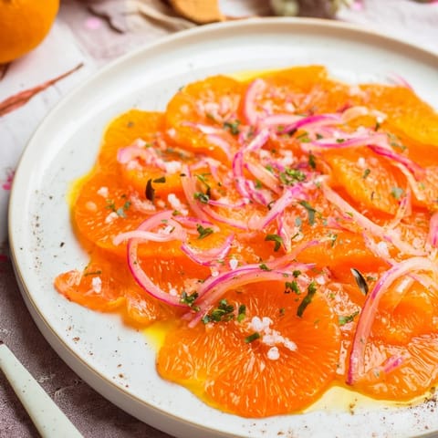 Explosión de sabores en la ensalada española de naranja y aceite de oliva, ideal para compartir.  