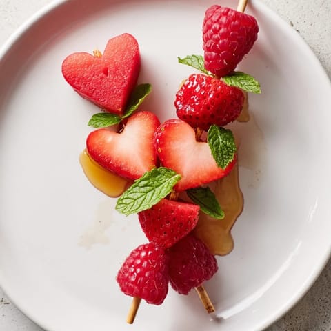 Brochetas de frutas rojas