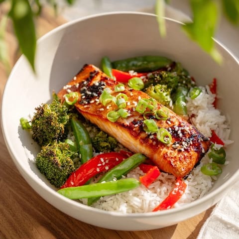 Un primer plano del Maple Soy Glazed Salmon brillante y jugoso en el plato.