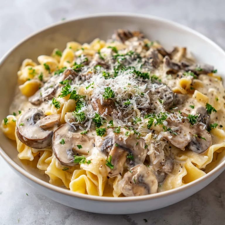 Una salsa de champiñones para pasta en un plato.