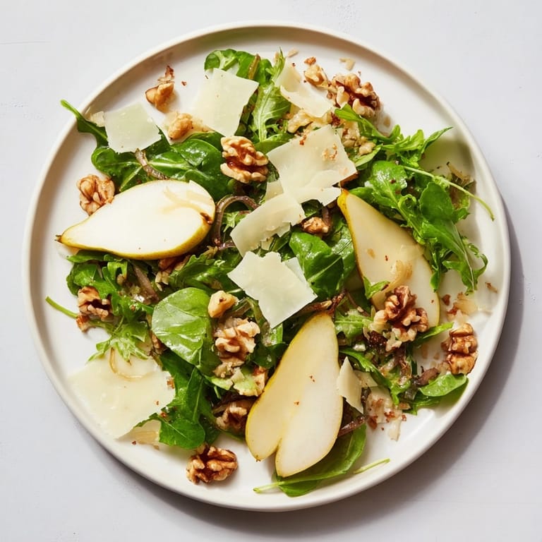 Dulces peras de otoño equilibradas con queso manchego salado hacen esta irresistible ensalada otoñal.