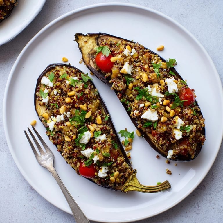 Deliciosa berenjena rellena de quinua y pasas caliente lista para servir como un abundante plato principal.