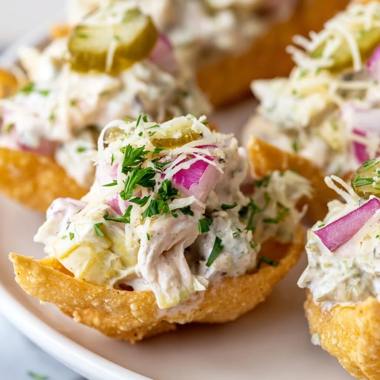 Deliciosos scoop de tortilla con mezcla de alcachofa y pepinillos, perfectos como aperitivo.