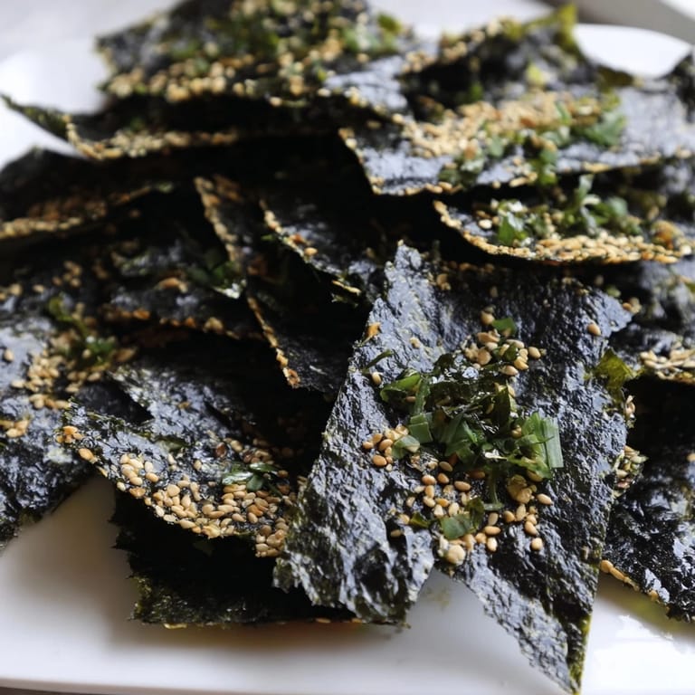 Homemade Snacks de Vague Surf, perfectly baked seaweed crisps with toasted sesame seeds and seasoning.