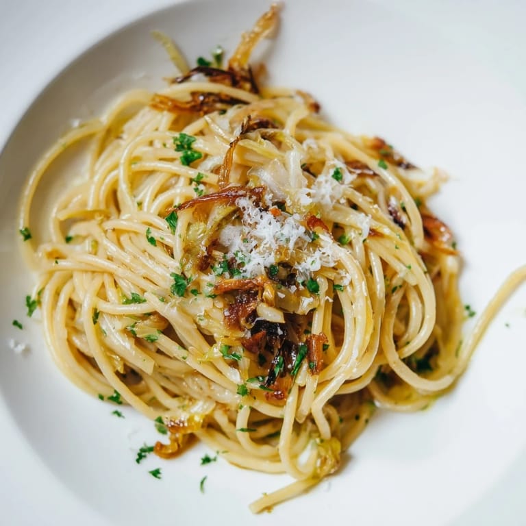 Presentación alegre de pasta con repollo y Parmesano, ideal para una cena vegetariana rápida.